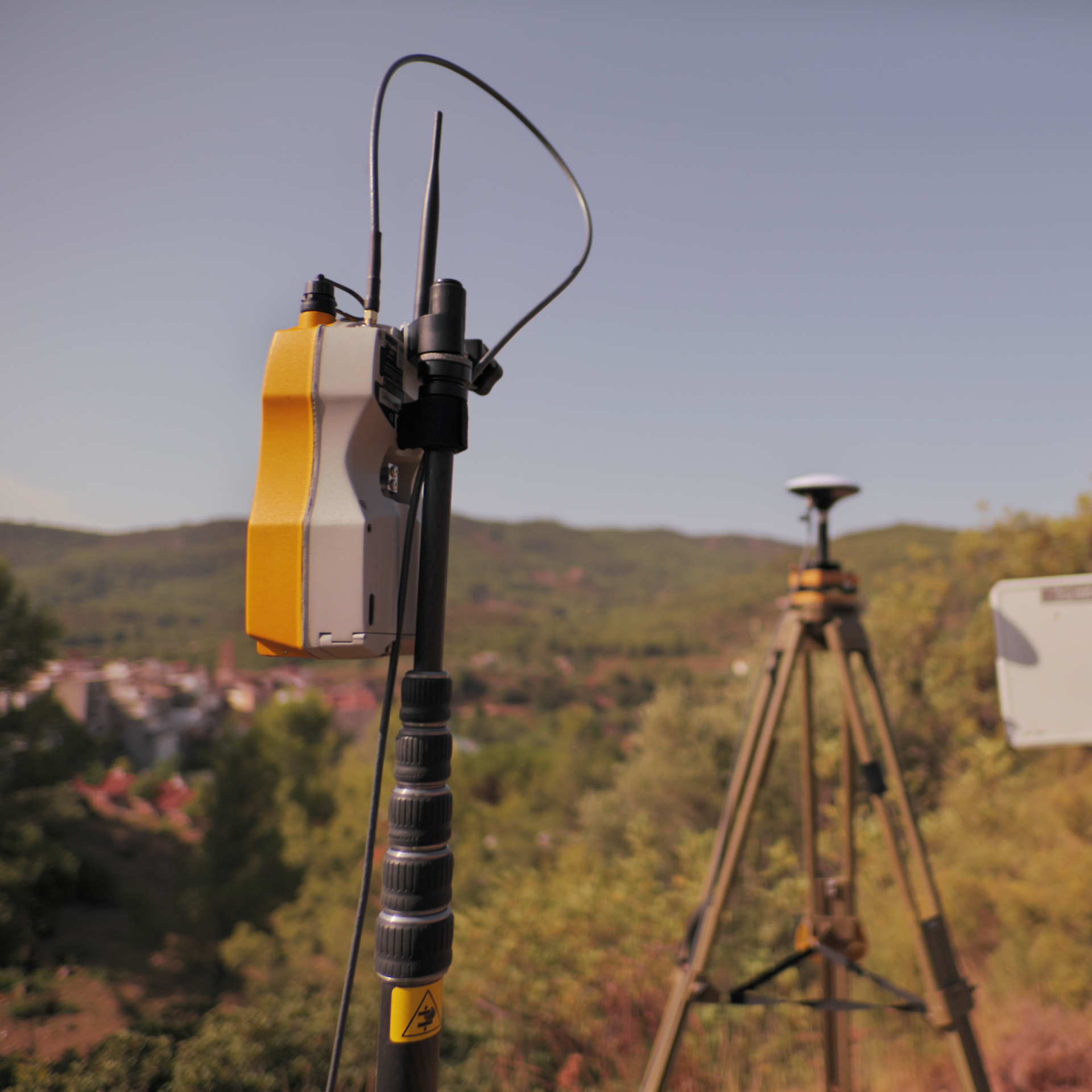 Ingeniería Geomática muestra al topógrafo Ricardo Alcácer utilizando un Restomod GNSS de Trimble 5700 a Septentrio Mosaic X-5